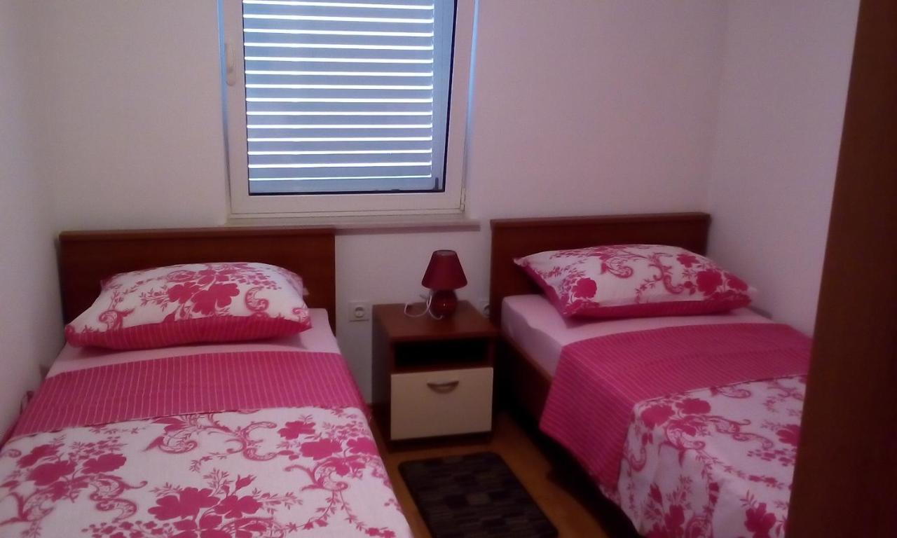 Apartmani Andrea Karlobag Exterior foto