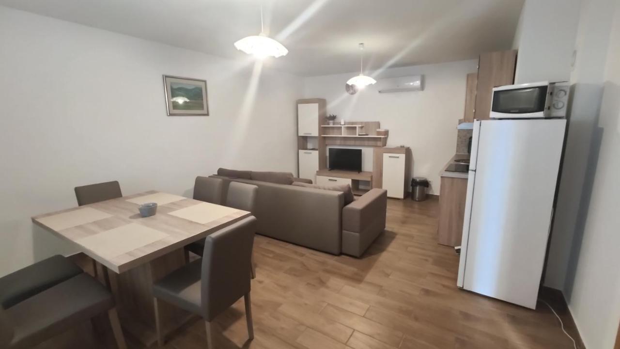 Apartmani Andrea Karlobag Exterior foto